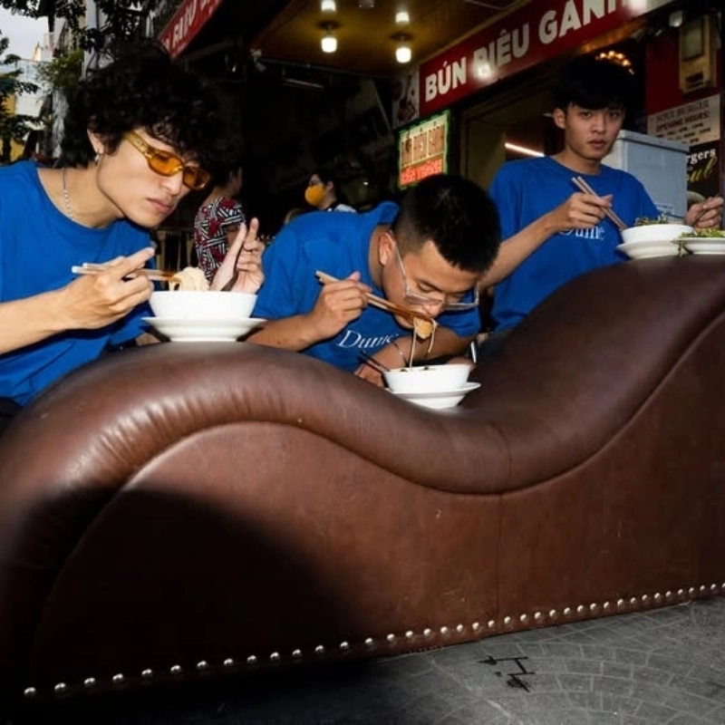 Khi meme ghế tình yêu xuất hiện trong mọi cuộc trò chuyện