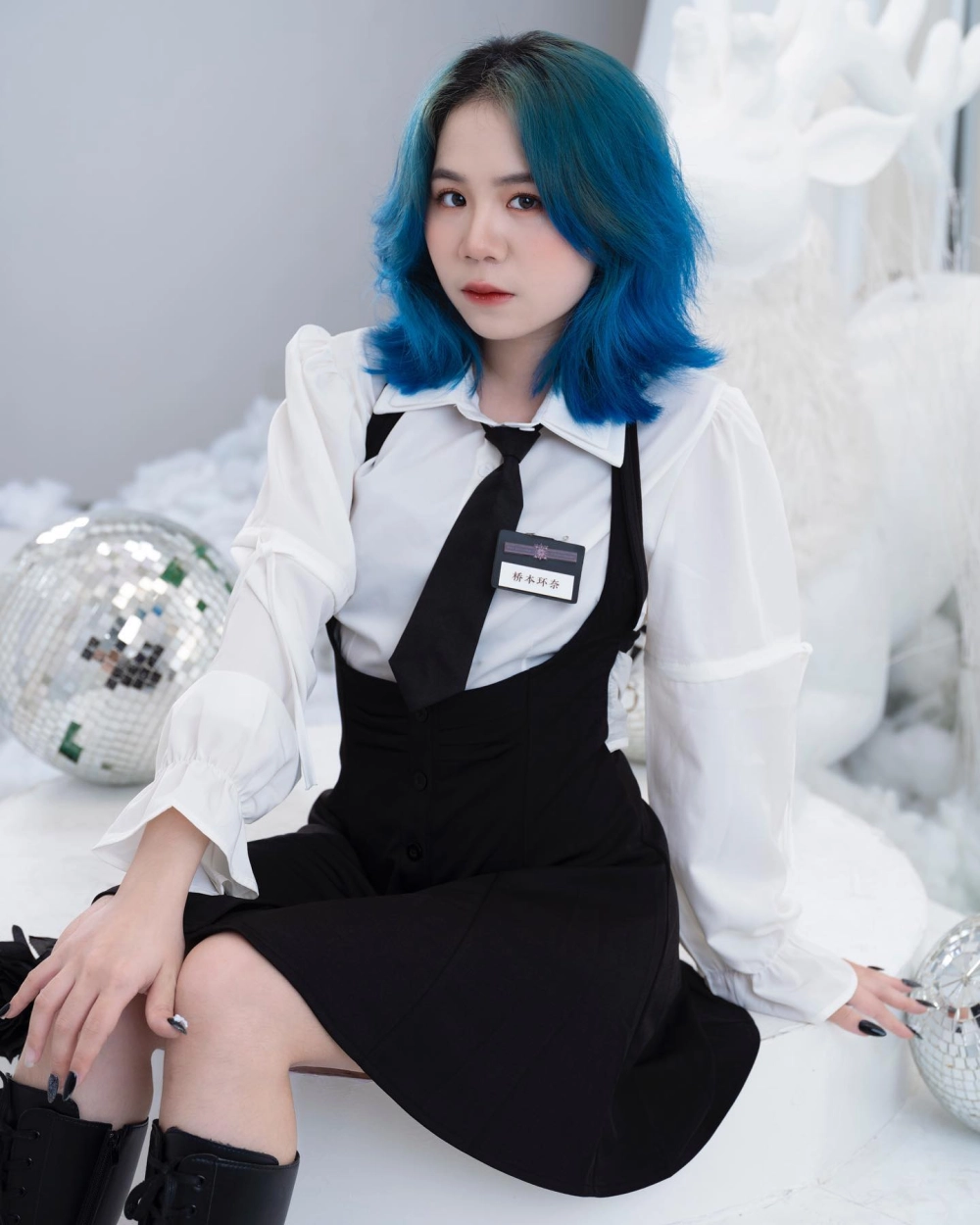 Hình vẽ hoạt hình Mèo Simmy bikini hài hước.