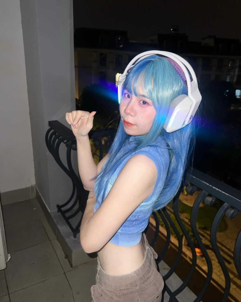 Khoảnh khắc hài hước khi Mèo Simmy đào hố trong game.