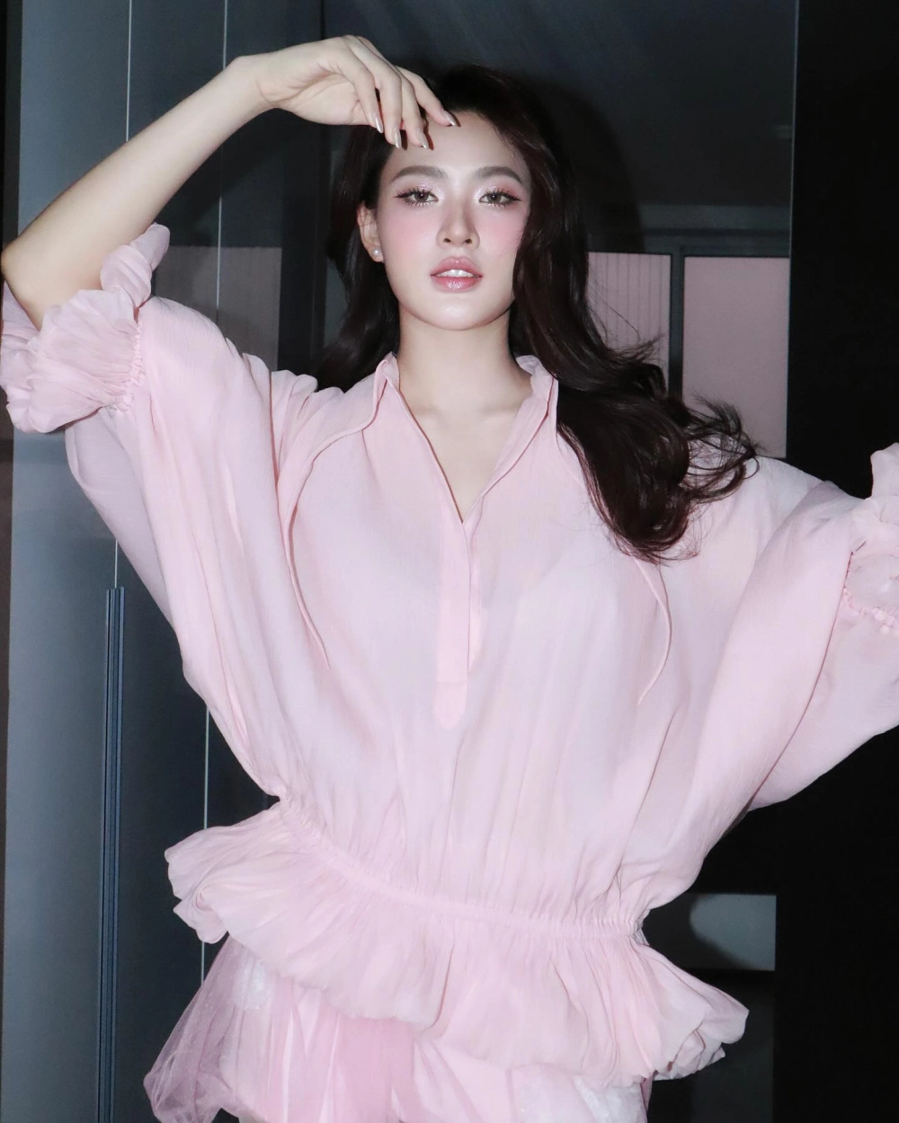 Thần thái chuyên nghiệp từ diễn viên Minh Trang trong hậu trường