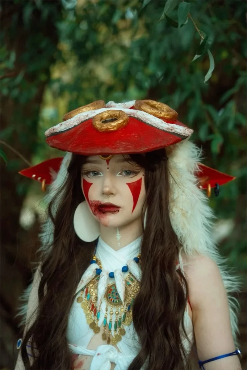 Mononoke cosplay nổi bật với mặt nạ và áo choàng da thú