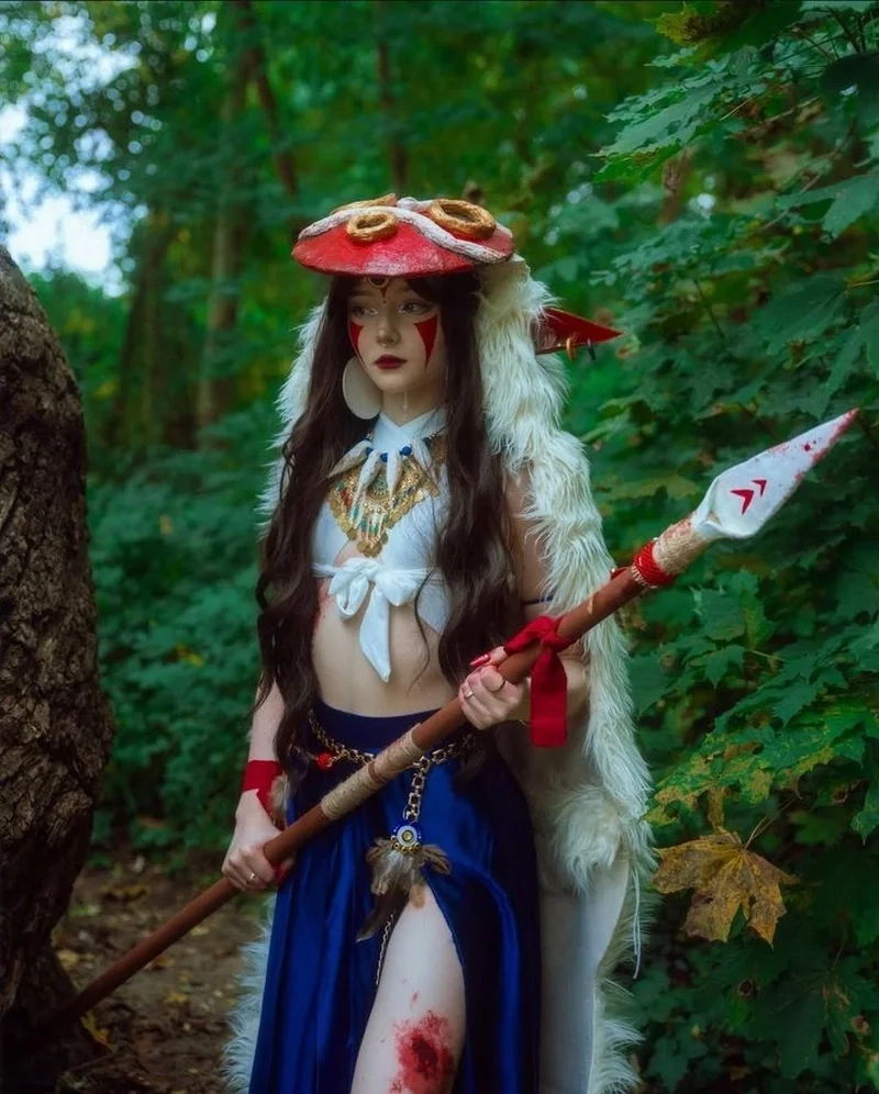 Mononoke costume đặc trưng với tông đỏ trắng và mặt nạ sói