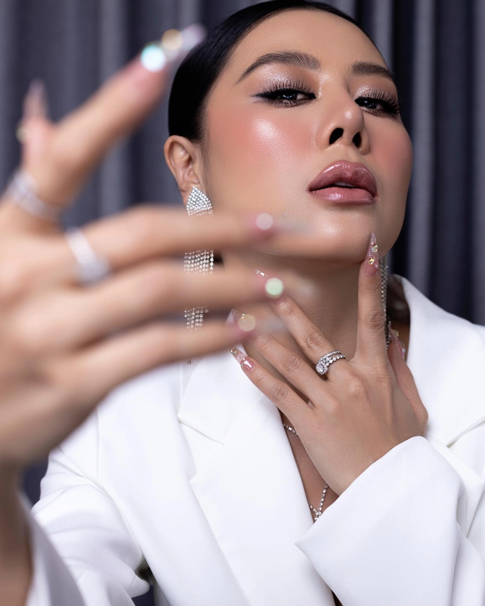 Hình ảnh chính thức rạng rỡ trên Nam Thư official