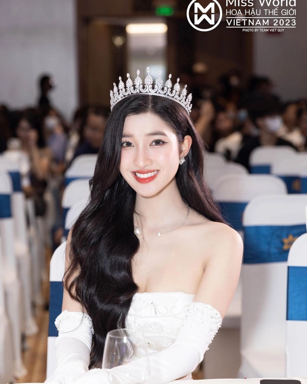 Thanh lịch cùng các kiểu tóc xoăn dài thời thượng