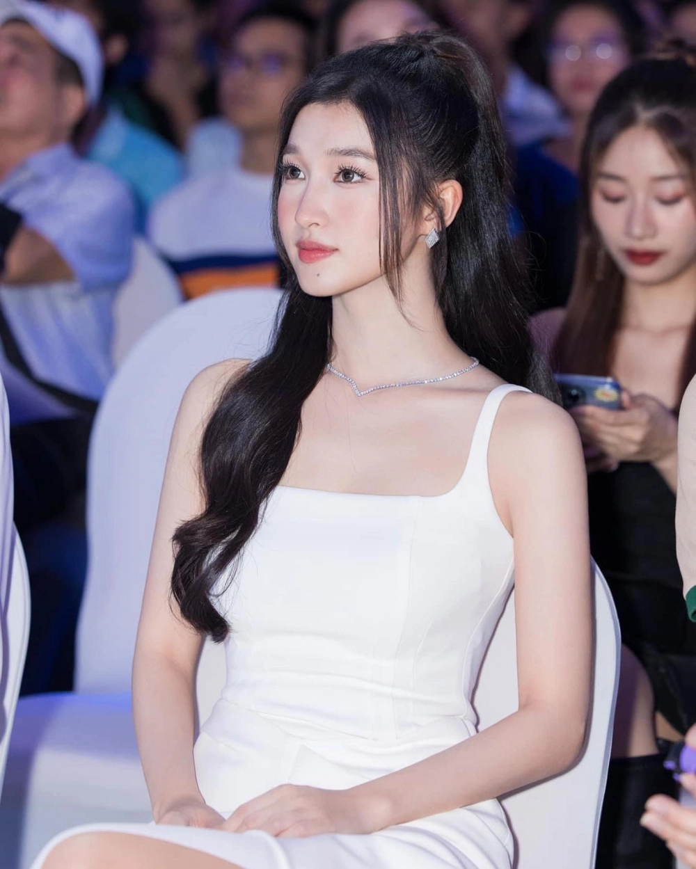 Trẻ trung và quyến rũ với các kiểu tóc xoăn dài lọn nhỏ