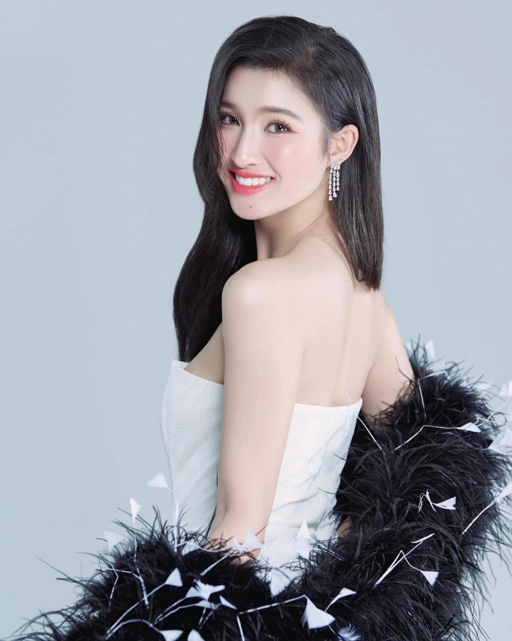 Cuốn hút mọi ánh nhìn với kiểu tóc xoăn dài bồng bềnh