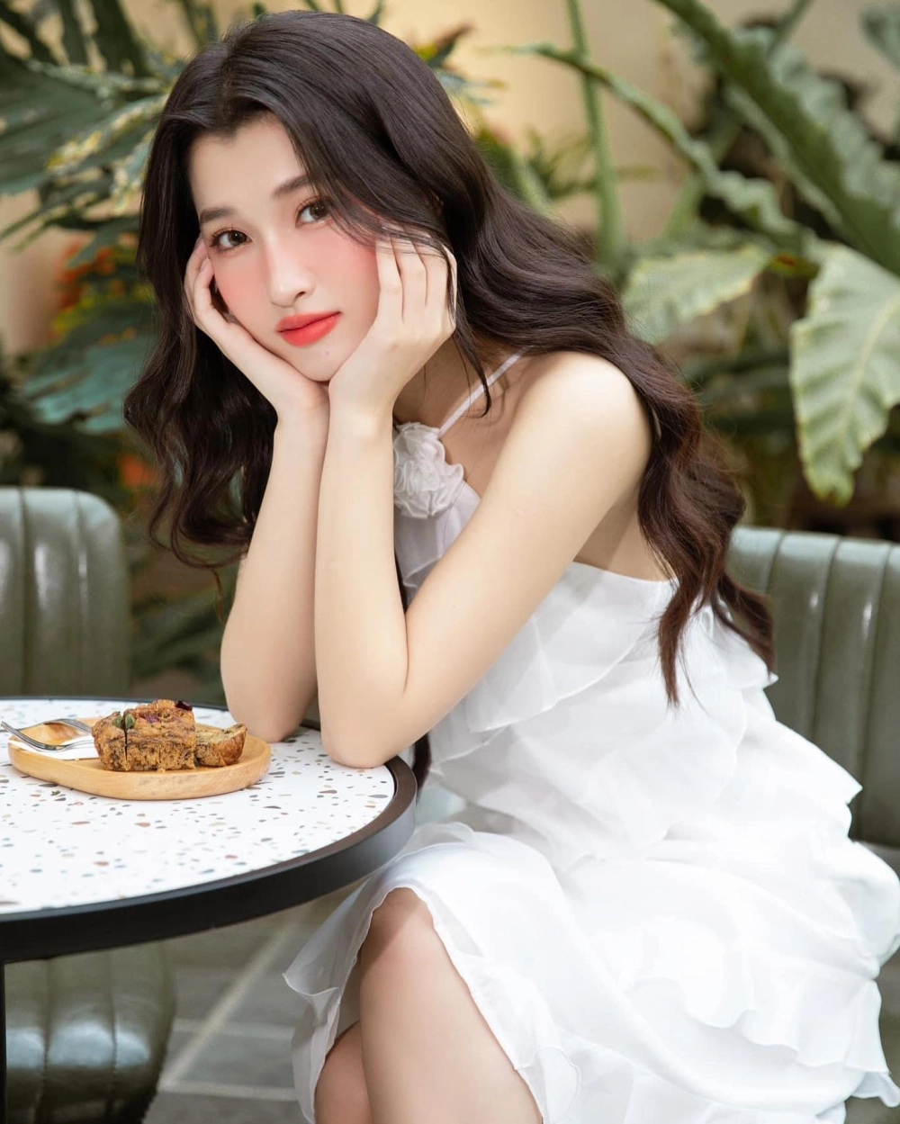 Thử ngay các kiểu tóc dài xoăn sóng nhẹ hợp mọi khuôn mặt