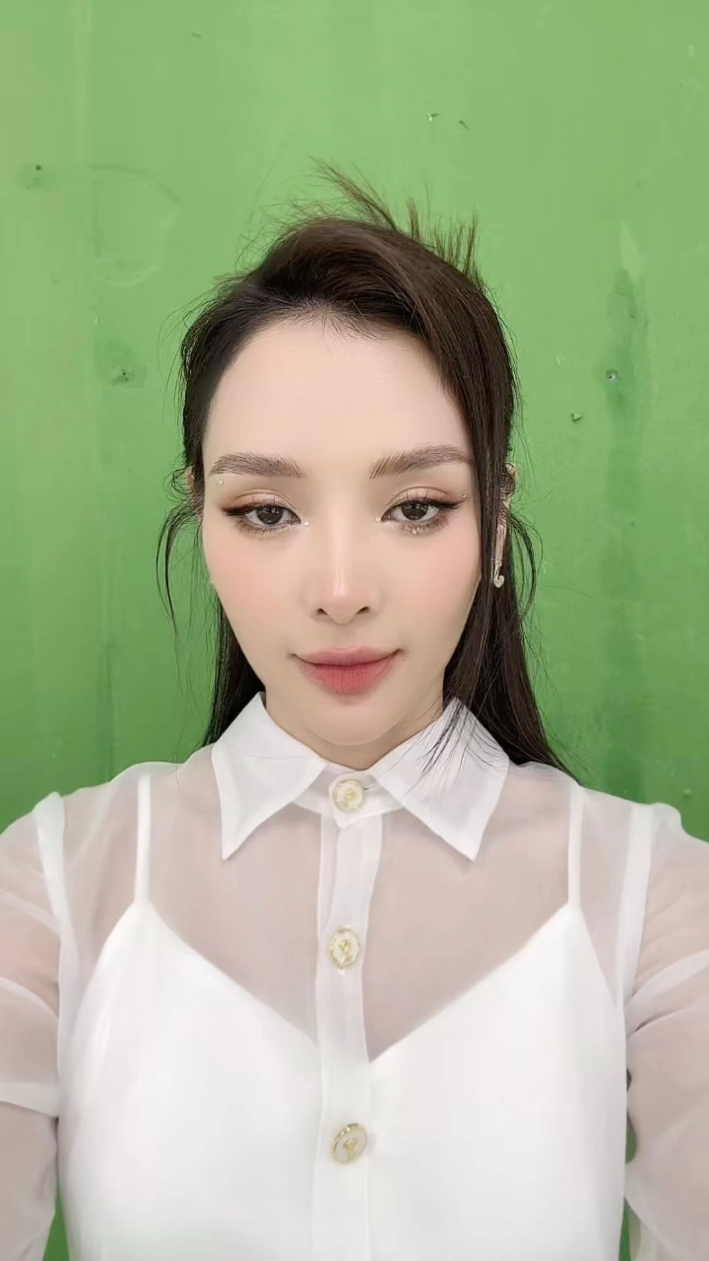 Ảnh tình cảm giữa cặp đôi vàng Minh Luân Phương Trinh Jolie