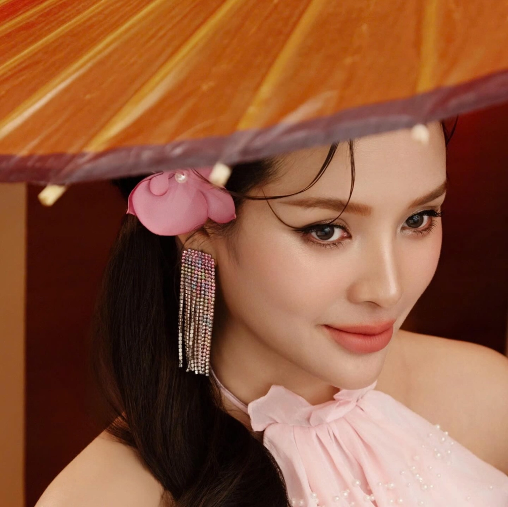 Khoảnh khắc thiêng liêng được chia sẻ khi Phương Trinh Jolie sinh con