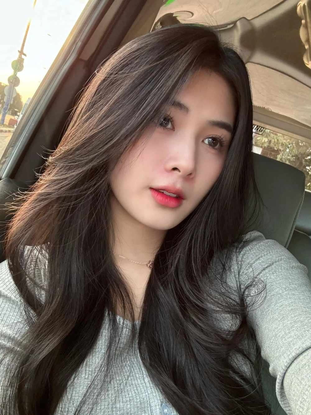 Khoảnh khắc vui nhộn khi Quỳnh Alee tiếp rượu