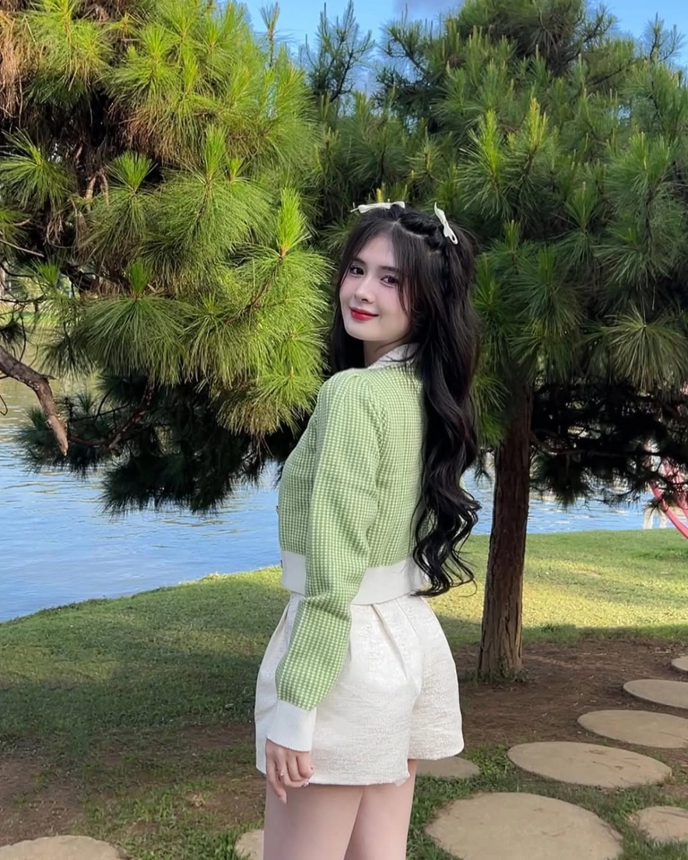 Visual xem kỹ từng chi tiết hình xăm của Quỳnh Alee