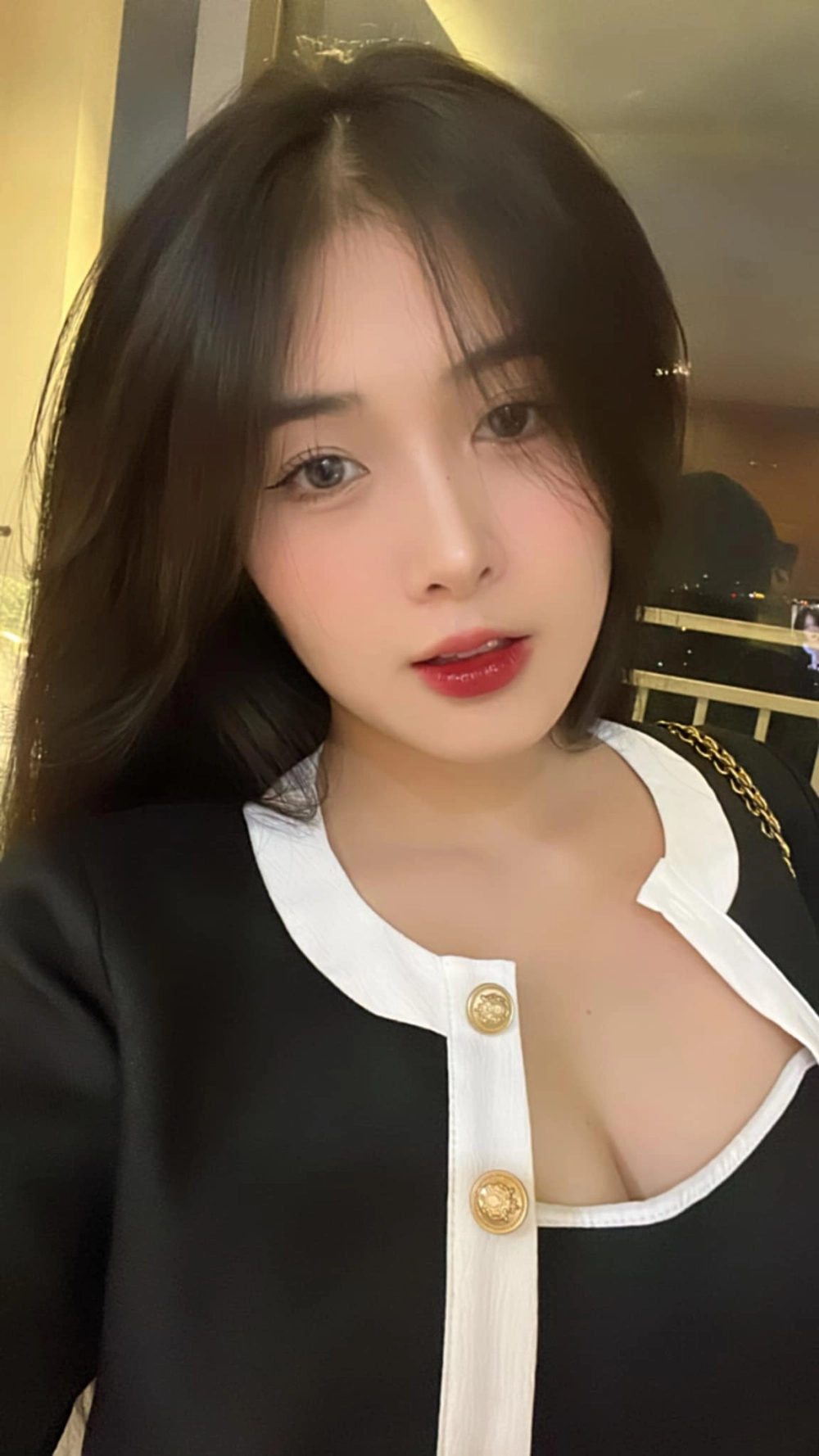 Khoảnh khắc nhẹ nhàng khi Quỳnh Alee bán hoa