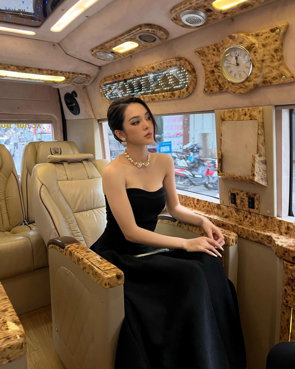 Góc chụp toàn thân bật lên chiều cao của Quỳnh Lương