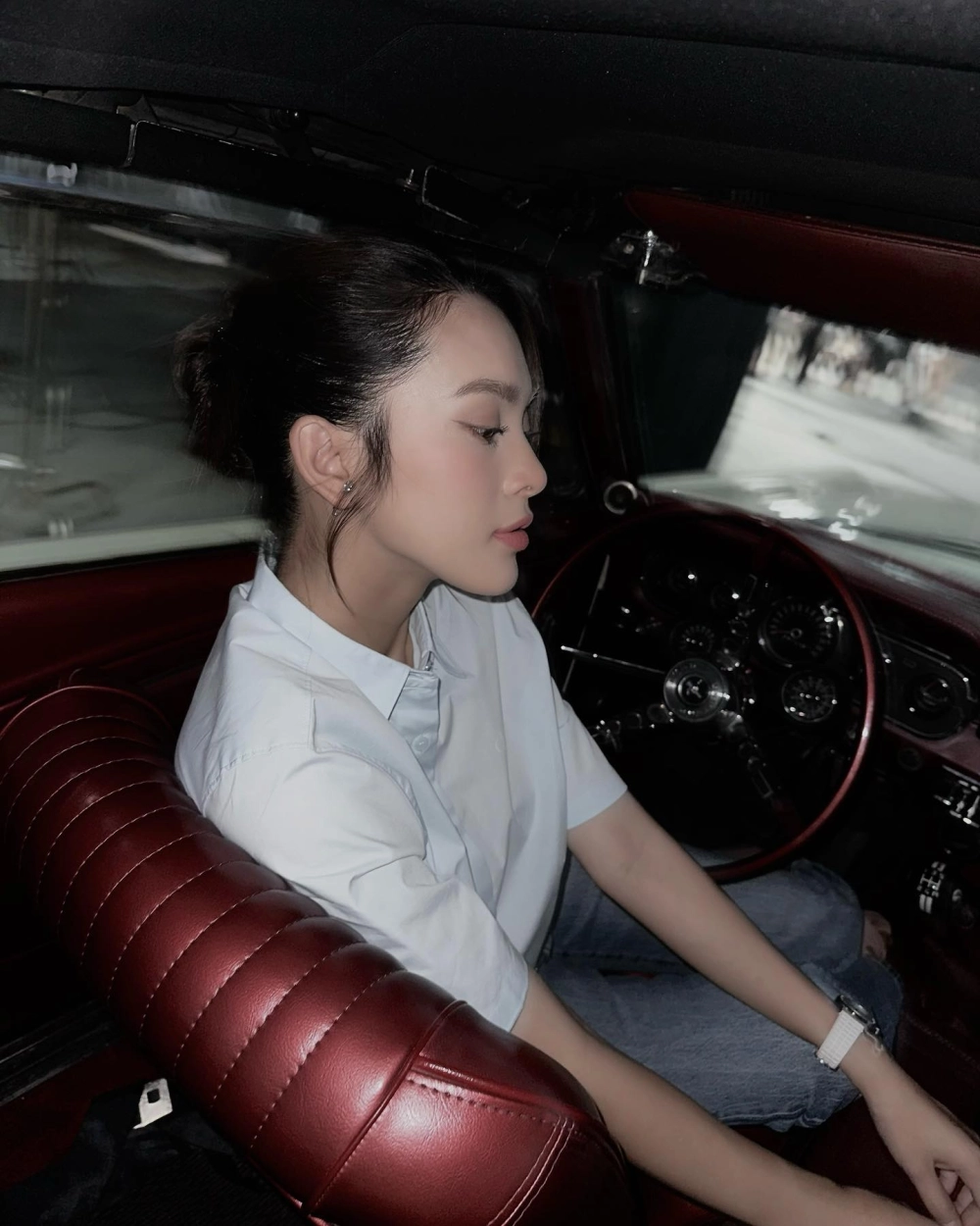 Tạo hình nổi bật trong MV Quỳnh Lương đóng