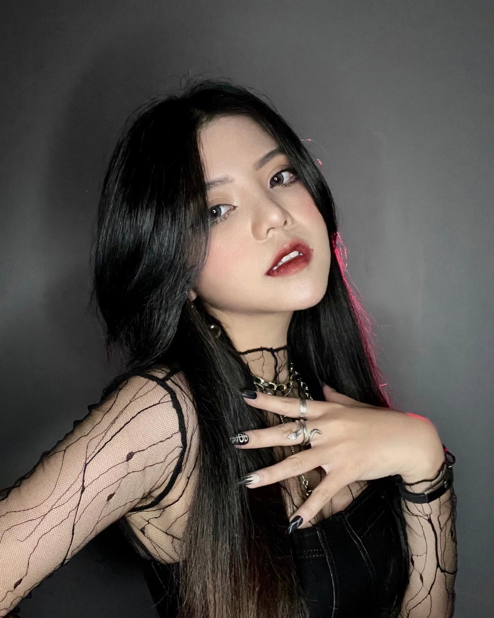 Visual đặc sắc trong concept Reency Ngô thần chết biết yêu