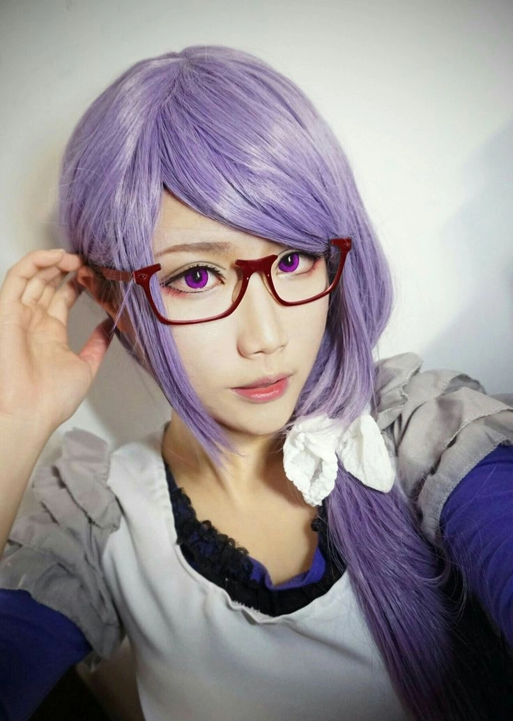 Rize cosplay thường kết hợp váy tím và kagune đỏ máu