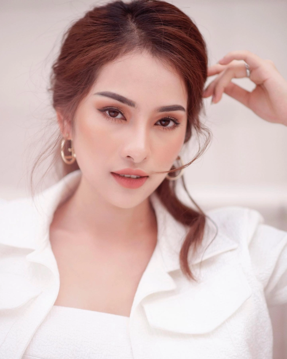 Nhan sắc dịu dàng khó tin với Sara Lưu sinh năm bao nhiêu