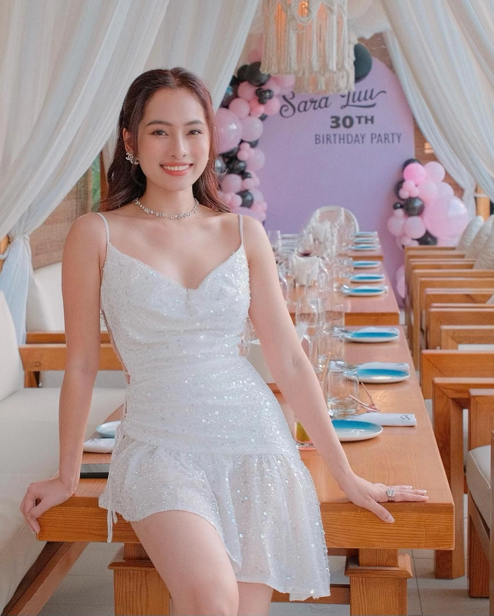 Thân hình thanh mảnh nổi bật trong ảnh Sara Lưu cao bao nhiêu