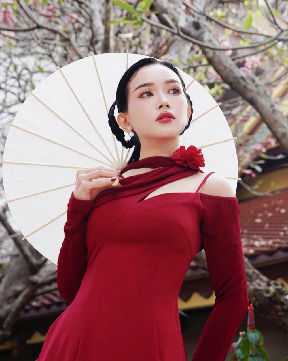 Hình ảnh cuốn hút trong MV lời bài hát Sĩ Thanh người ta