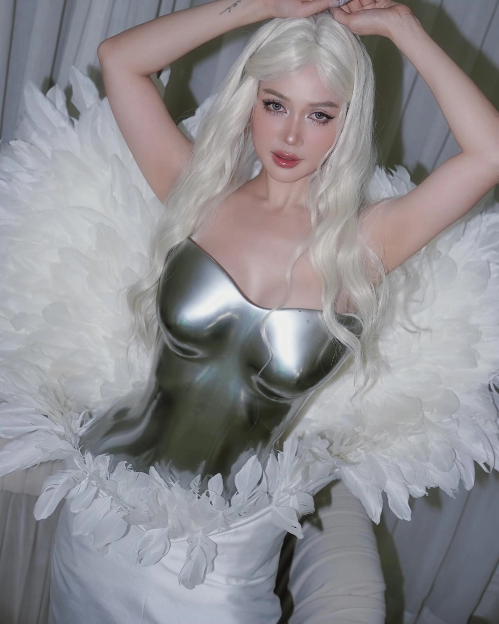 Thần thái chuyên nghiệp trong hậu trường diễn viên Sĩ Thanh