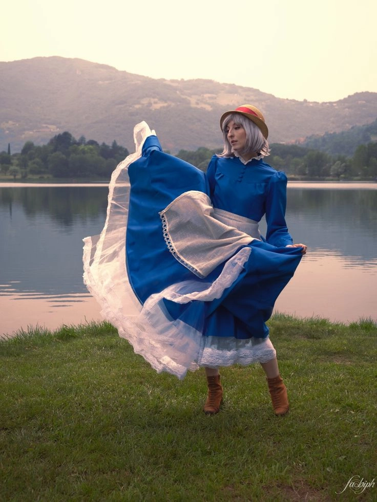Ghibli Sophie cosplay nổi bật với váy xanh và mũ cổ điển