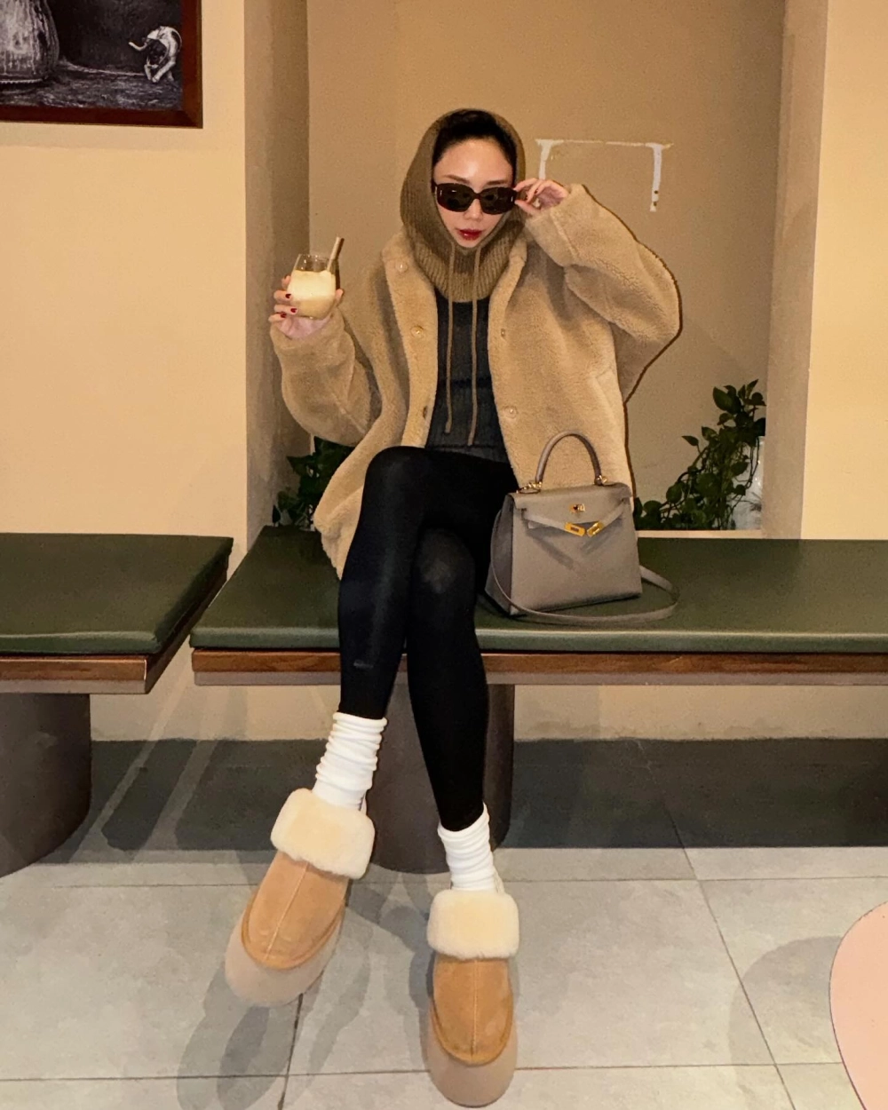 Ảnh check-in sang chảnh khiến fan tò mò Tóc Tiên ở đâu