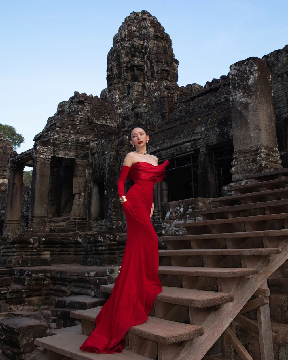 Nhan sắc trẻ trung vượt thời gian với Tóc Tiên sinh năm bao nhiêu