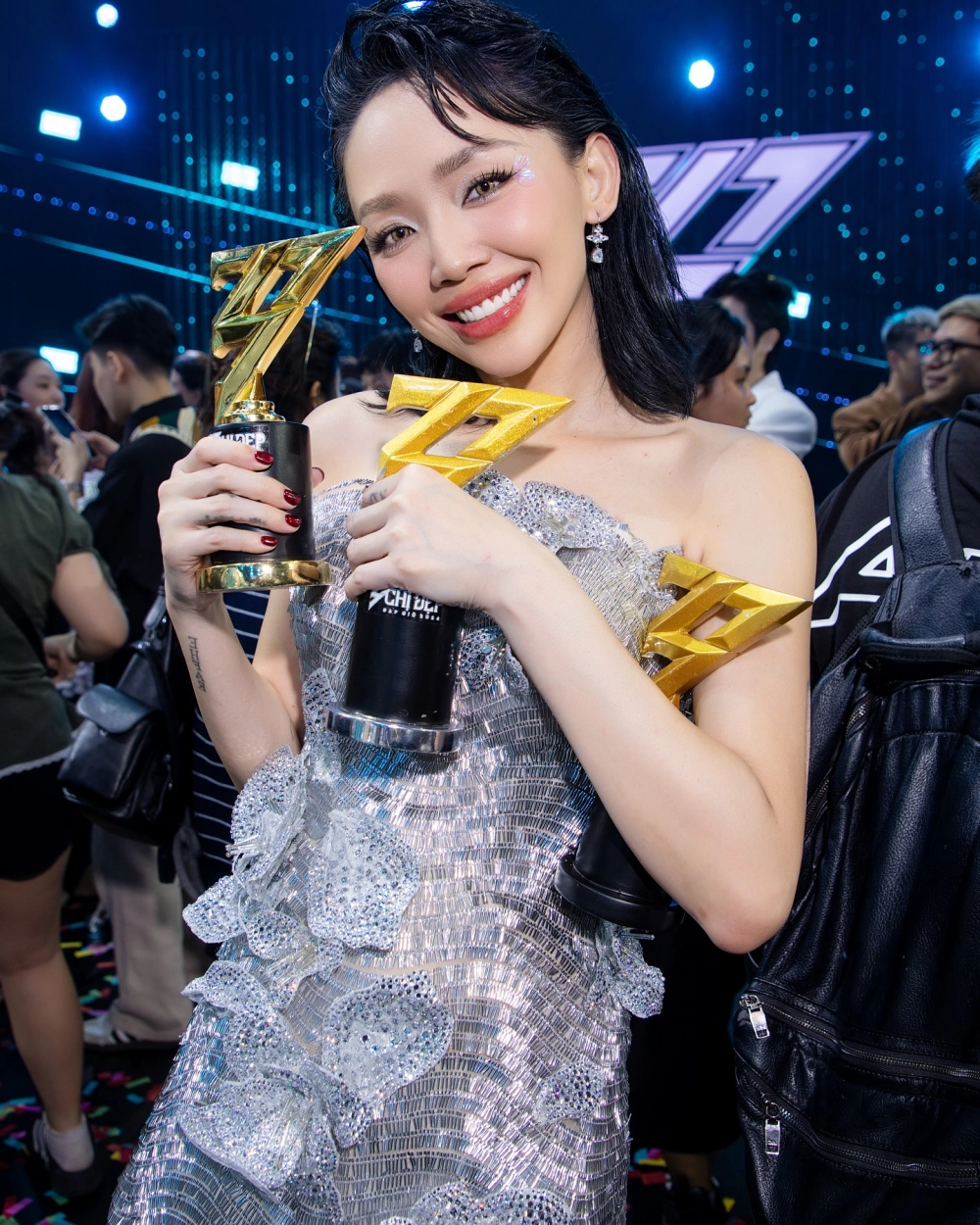 Không khí sôi động tại phòng thu karaoke Tóc Tiên