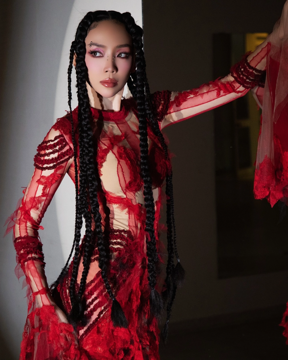 Vẻ đẹp rực cháy trên sân khấu vũ điệu cồng chiêng Tóc Tiên