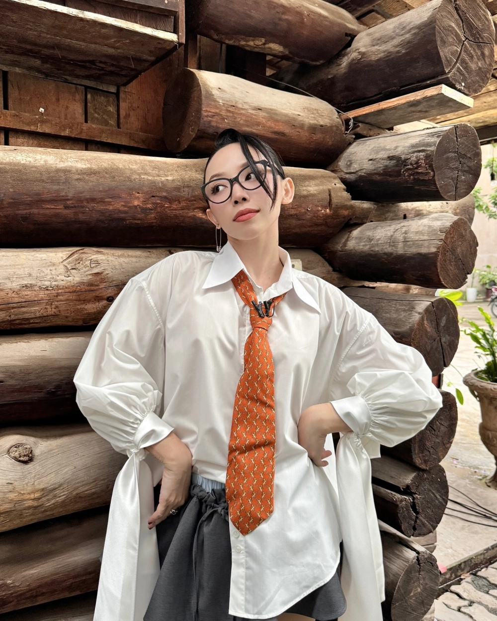 Ảnh biểu cảm day dứt từ Tóc Tiên em không là duy nhất lyrics