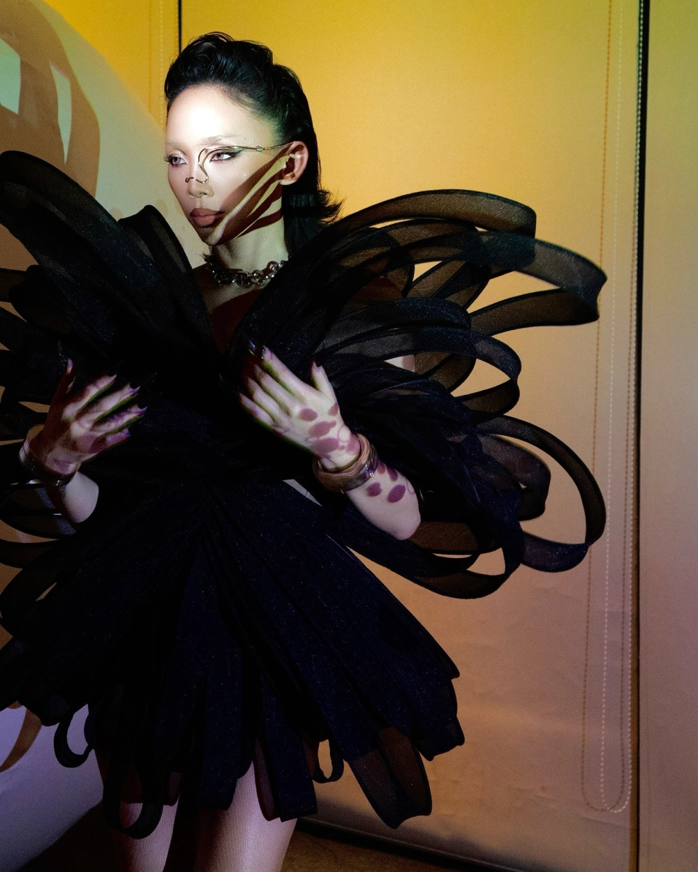 Phong cách sang chảnh trong MV Tóc Tiên nếu anh là em lyrics