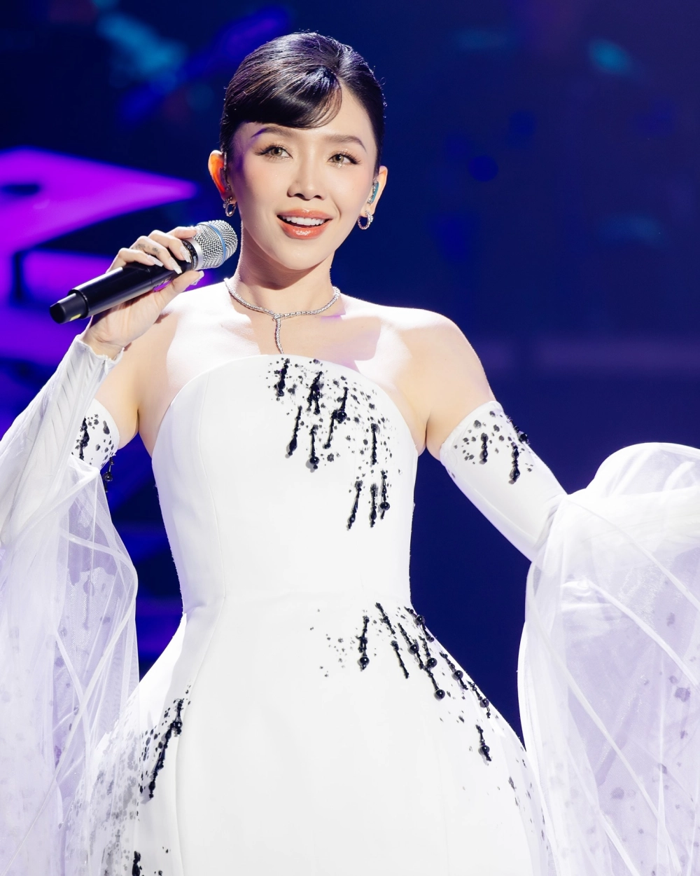 Visual không tuổi khiến ai cũng hỏi Tóc Tiên tuổi