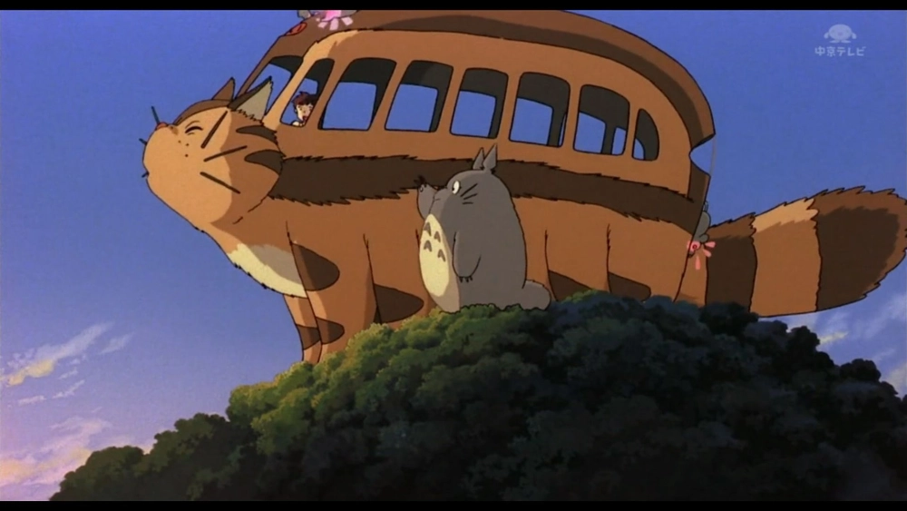 Xe bus mèo Totoro mang bé Mei xuyên qua khu rừng
