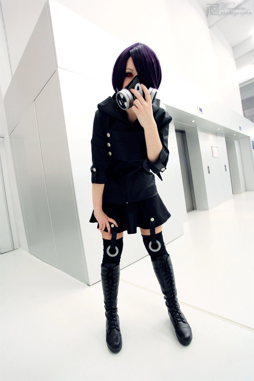 Touka cosplay nổi bật với mái tóc tím và ánh mắt sắc sảo