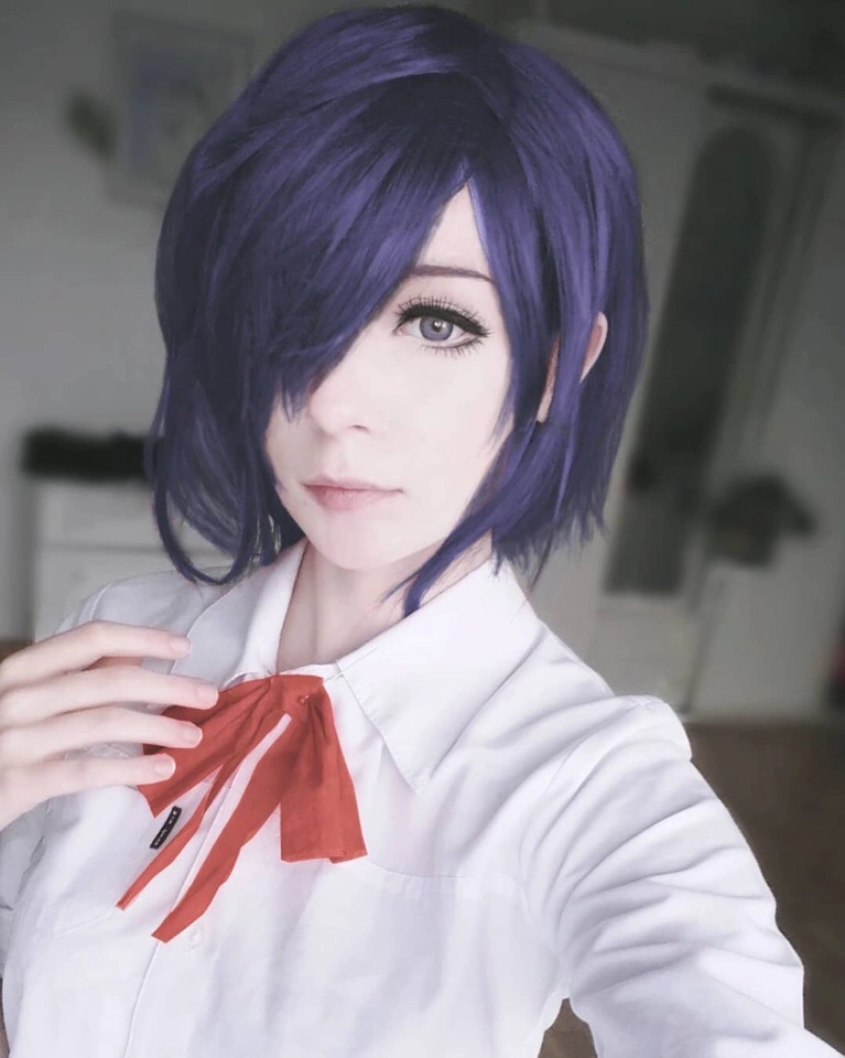 Touka cosplay costume gồm áo khoác xanh và tất đùi đặc trưng