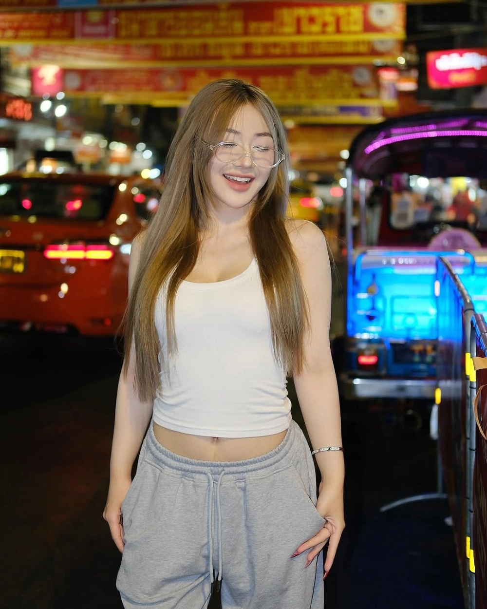 Hình hậu trường sinh động khi Trần Hà Linh live app