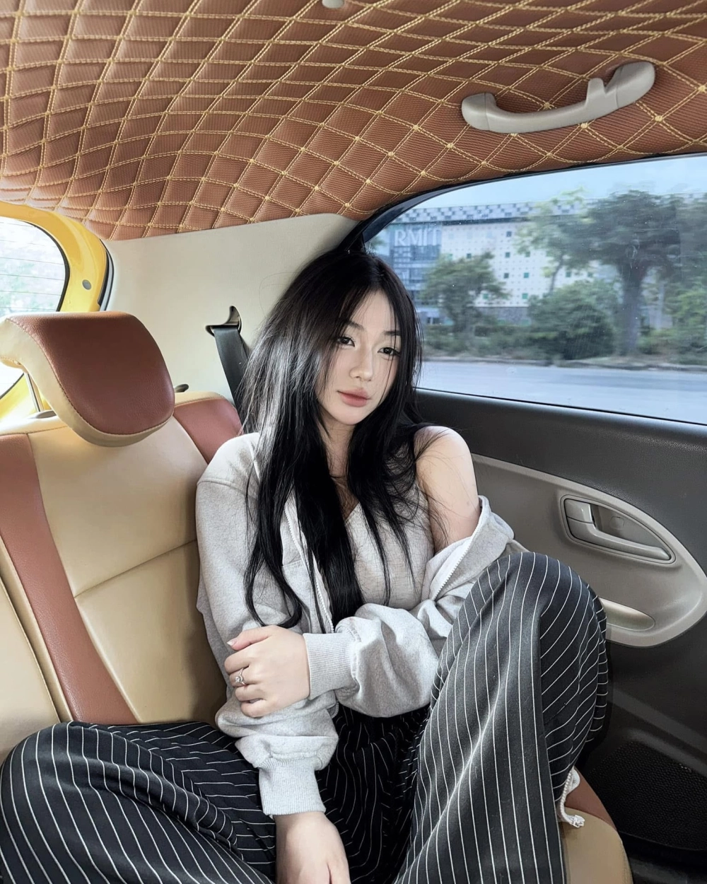 Visual tươi trẻ của hoa khôi ngoại thương Trần Hà Linh