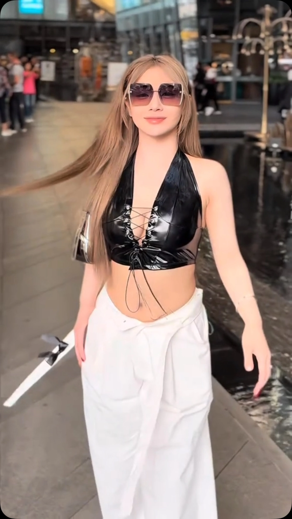 Phong cách sành điệu tại club với quạt Trần Hà Linh