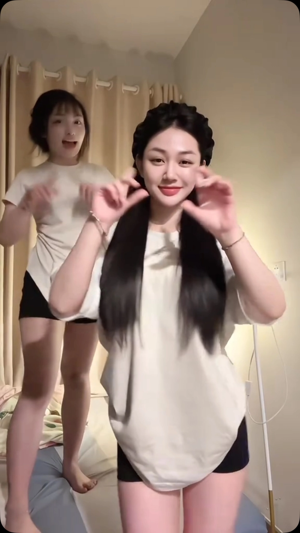 Ảnh hậu trường tiết lộ tình huống vụ Trần Hà Linh bị dí