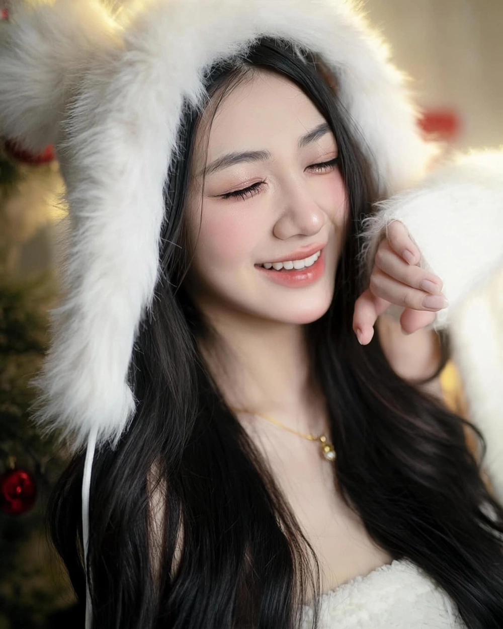 Biểu cảm đáng yêu khi sử dụng quạt VN Trần Hà Linh