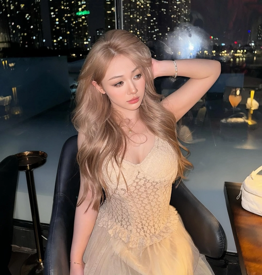 Khung hình viral từ trào lưu thằn lằn bám kính Trần Hà Linh