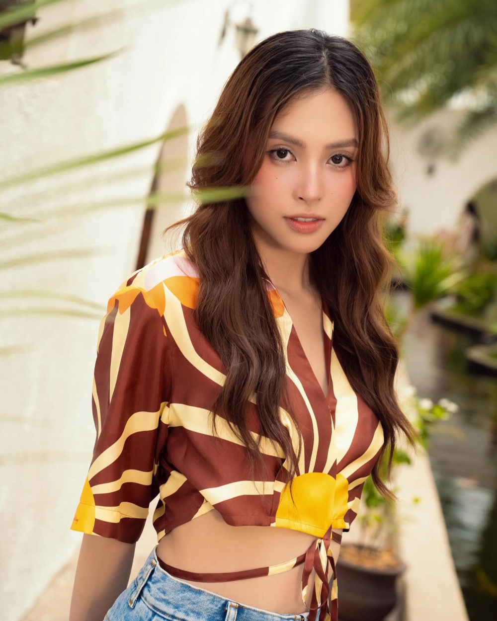 Thanh lịch và cá tính với gái xinh đeo kính tóc dài