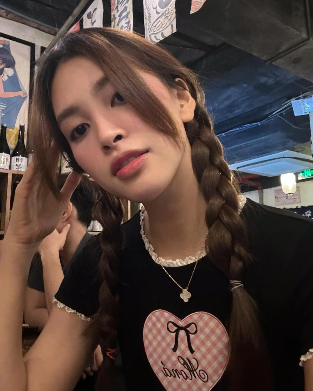 Hình ảnh gái xinh tóc dài dễ thương luôn được yêu thích