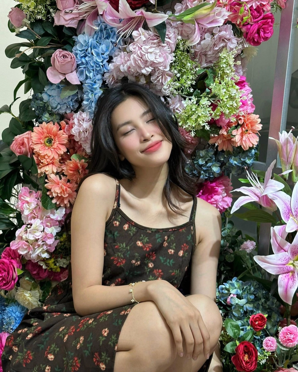 Dáng chuẩn ấn tượng từ Trần Tiểu Vy chiều cao