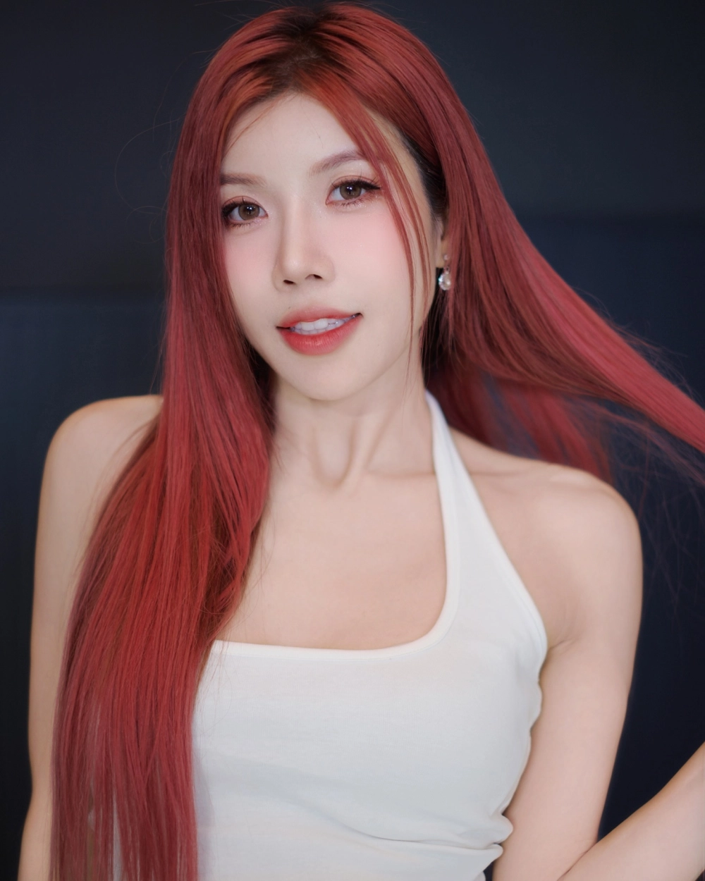 Hình ảnh đầy cảm xúc khi Trang Pháp sáng tác trong phòng thu