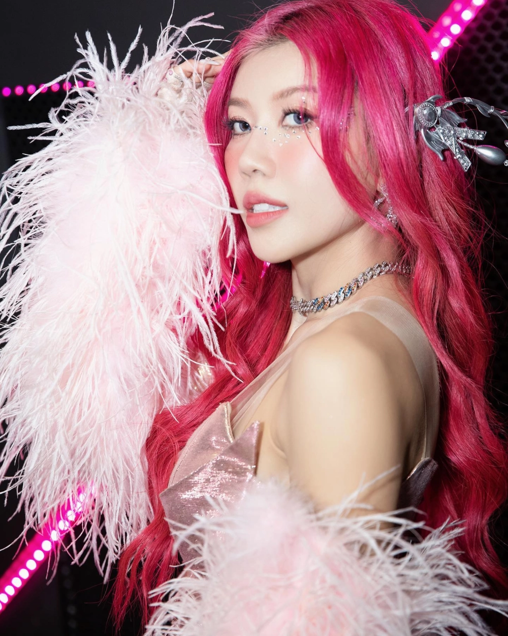 Follow ngay ig gái xinh với visual đỉnh và thần thái hút hồn