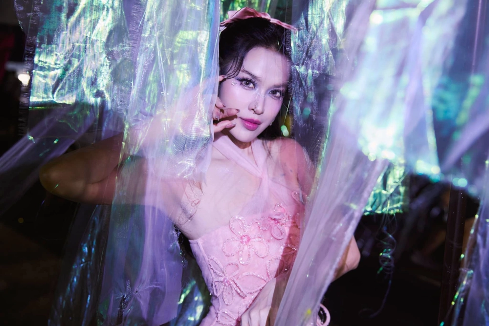 Ảnh trình diễn mạnh mẽ từ Tú Vi tại Đạp Gió Rẽ Sóng 2025