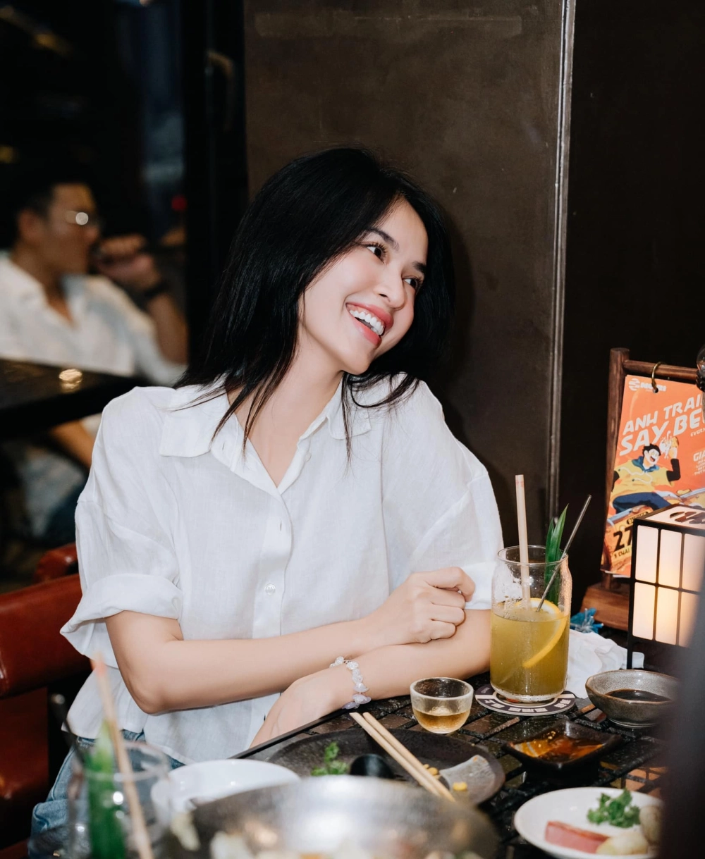 Visual sân khấu thể hiện tài năng ca hát của Tú Vi