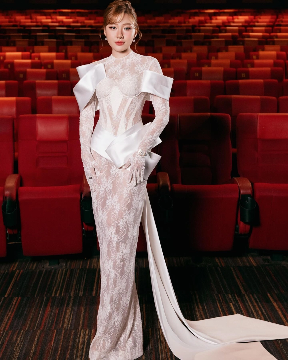 Trẻ trung bất ngờ khi biết Uyển Ân sinh năm bao nhiều