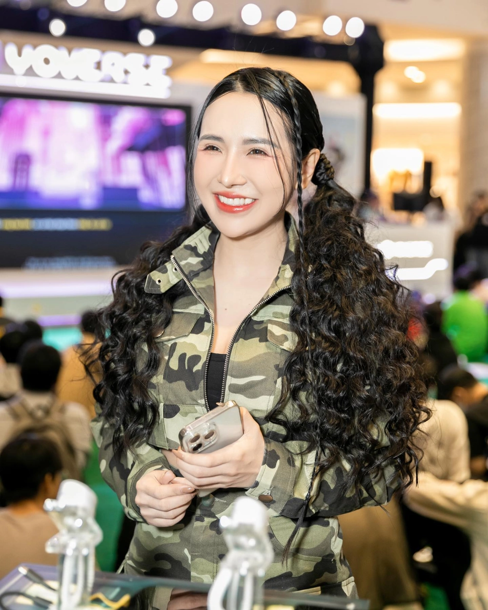 Ảnh thời trang cá tính từ Viên Vibi live app show